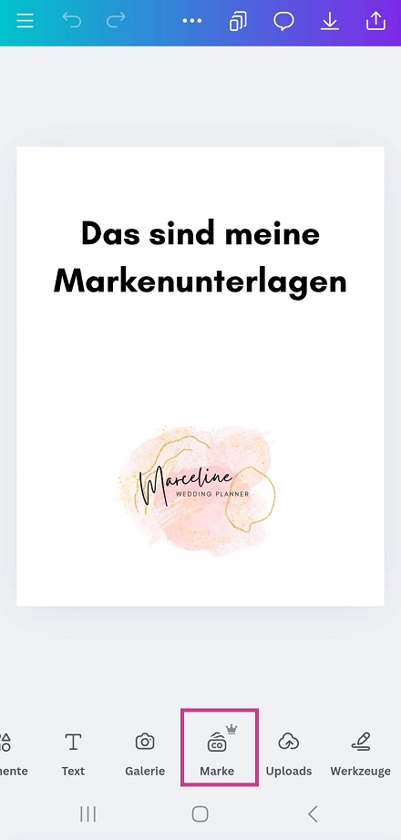 Markenunterlagen in Canva: Canva Handy App - Marke Markenunterlagen in Canva: Mobile Ansicht von Canva mit geöffnetem Design und optisch hervorgehoben durch eine farbige Markierunger Button mit der Beschriftung ‚Marke‘ im unteren Menü.