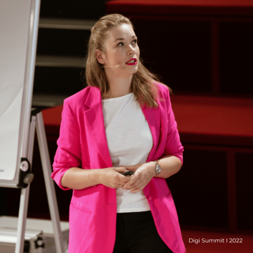 Foto von Anne Meinhardt als Speakerin beim Digi Summit