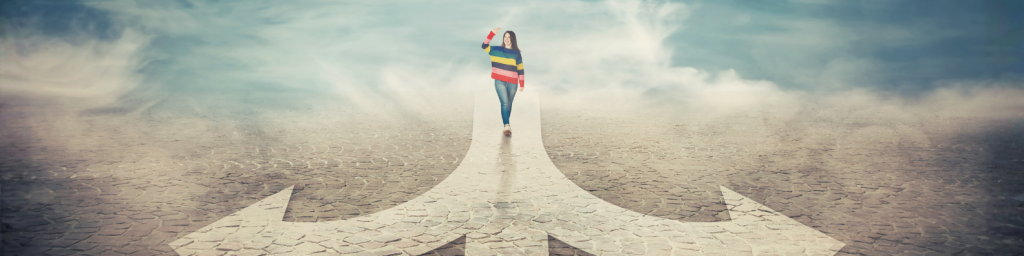 Frau steht an Weggabelung mit weißen Pfeilen auf den Boden, die in unterschiedliche Richtungen zeigen. Das Bild symbolisiert die Positionierungsentscheidung zwischen Nische und All-Rounder für Coaches, Trainer und Berater.